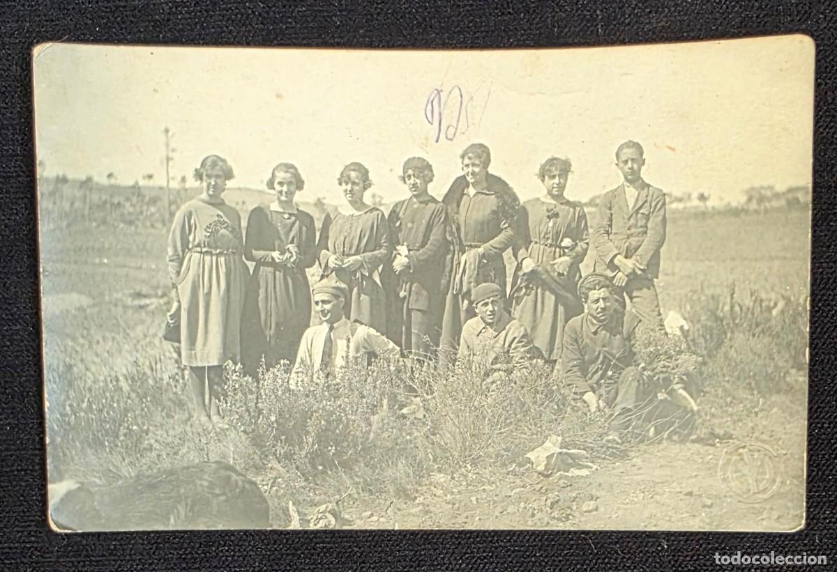 Postales: P.1105 Postal Fotogr&aacute;fica Antigua de Grupo Familiar en el Campo &ndash; Retrato Colectivo al Aire Libre
