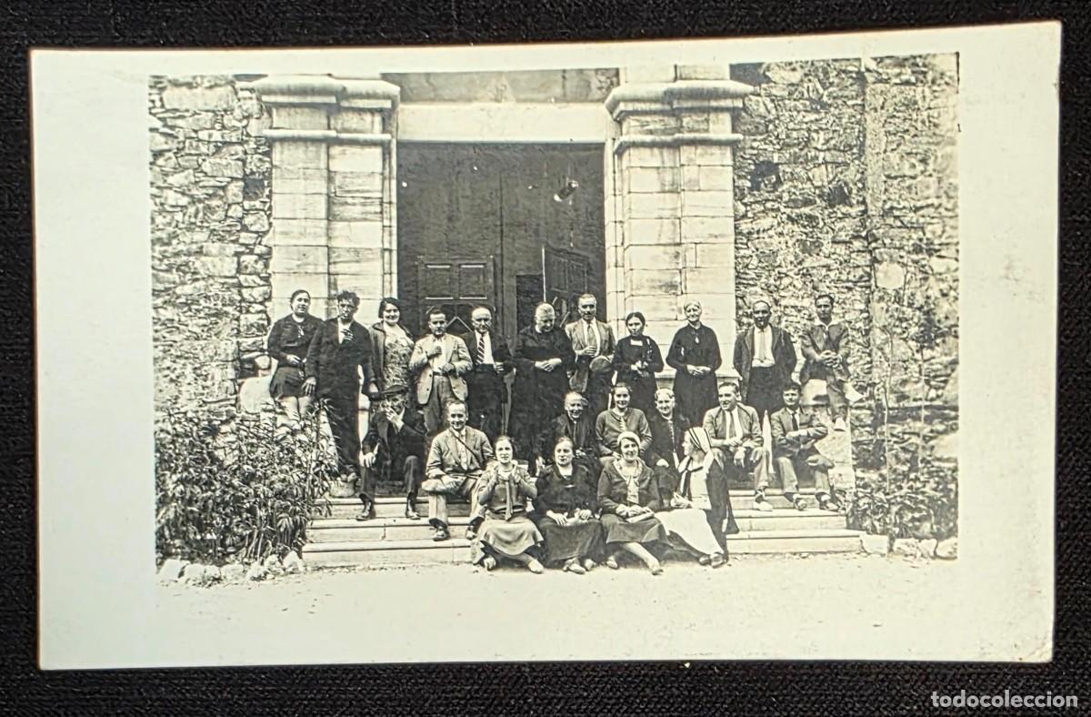 Postales: P.1106 Postal Fotogr&aacute;fica Antigua de Grupo Familiar ante Edificio Hist&oacute;rico &ndash; Retrato Colectivo