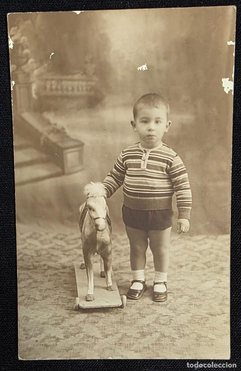 Postales: P.1107 Postal Fotogr&aacute;fica Antigua Ni&ntilde;o con Caballito de Juguete &ndash; Estudio J. Puig Esparreguera