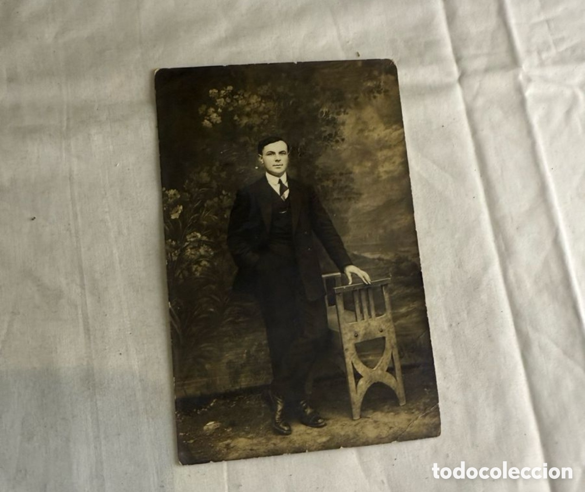 Postales: Postal fotogr&aacute;fica Retrato de joven con silla Blanco y negro Original de la &eacute;poca
