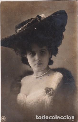 Postais: Foto Postal. Dama con sombrero. Franqueado y Fechado en Valencia el 15 Oct. 1908. Destino: Petres