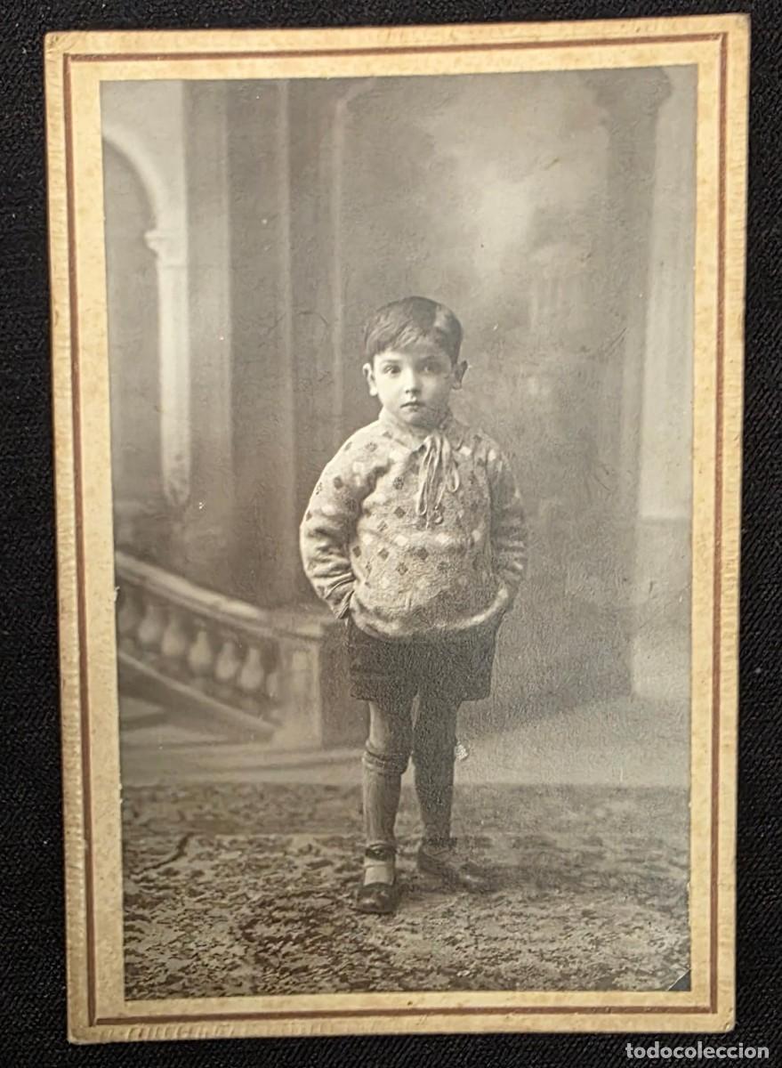 Cartoline: P.1152 Antigua Tarjeta Postal Fotogr&aacute;fica Ni&ntilde;o &ndash; Fotograf&iacute;a J. Peu, Rambla 113, Sabadell