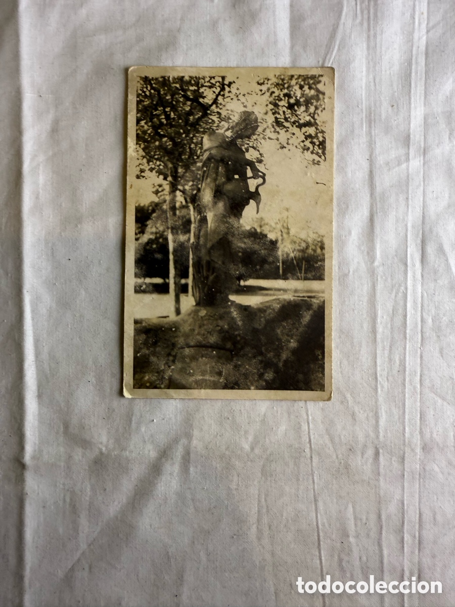 Postales: Postal fotogr&aacute;fica antigua &ndash; Escultura en parque o jard&iacute;n &ndash; Blanco y negro &ndash; Original de la &eacute;poca