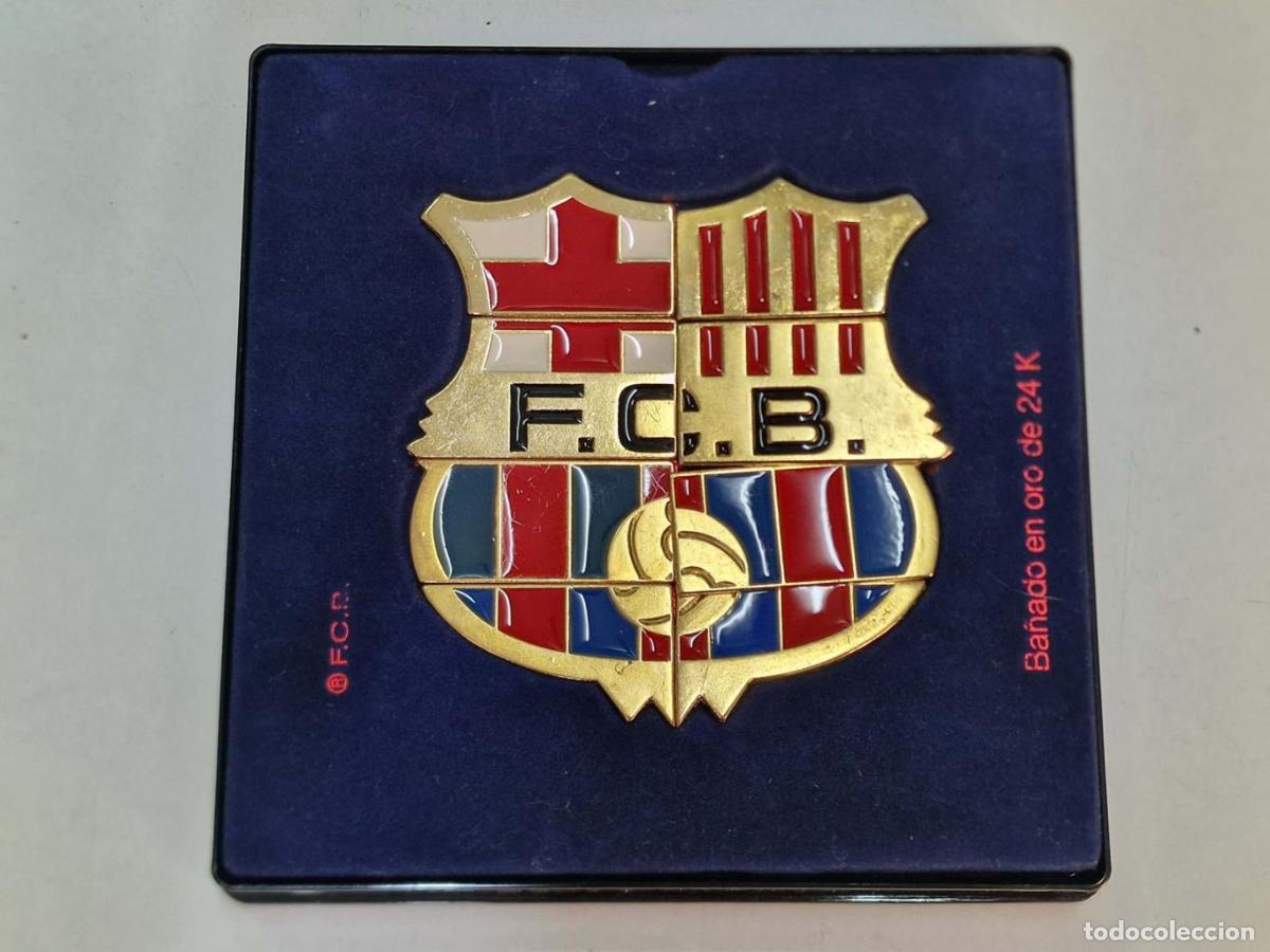 Postales: Escudo del F.C. Barcelona, compuesto de 8 pines, ba&ntilde;ado en oro de 24K
