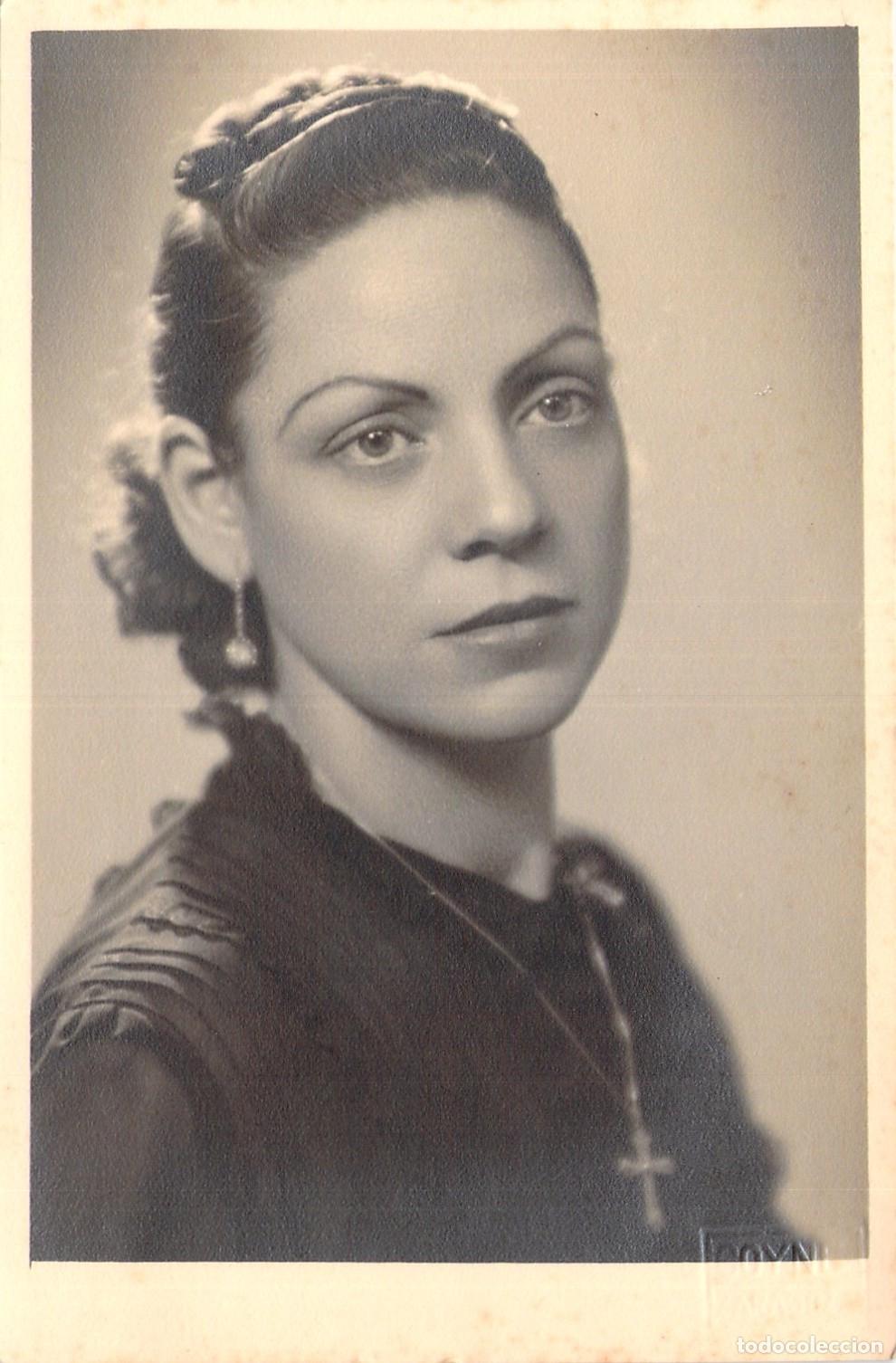 Postales: Postal de retrato de mujer joven con collar de cruz