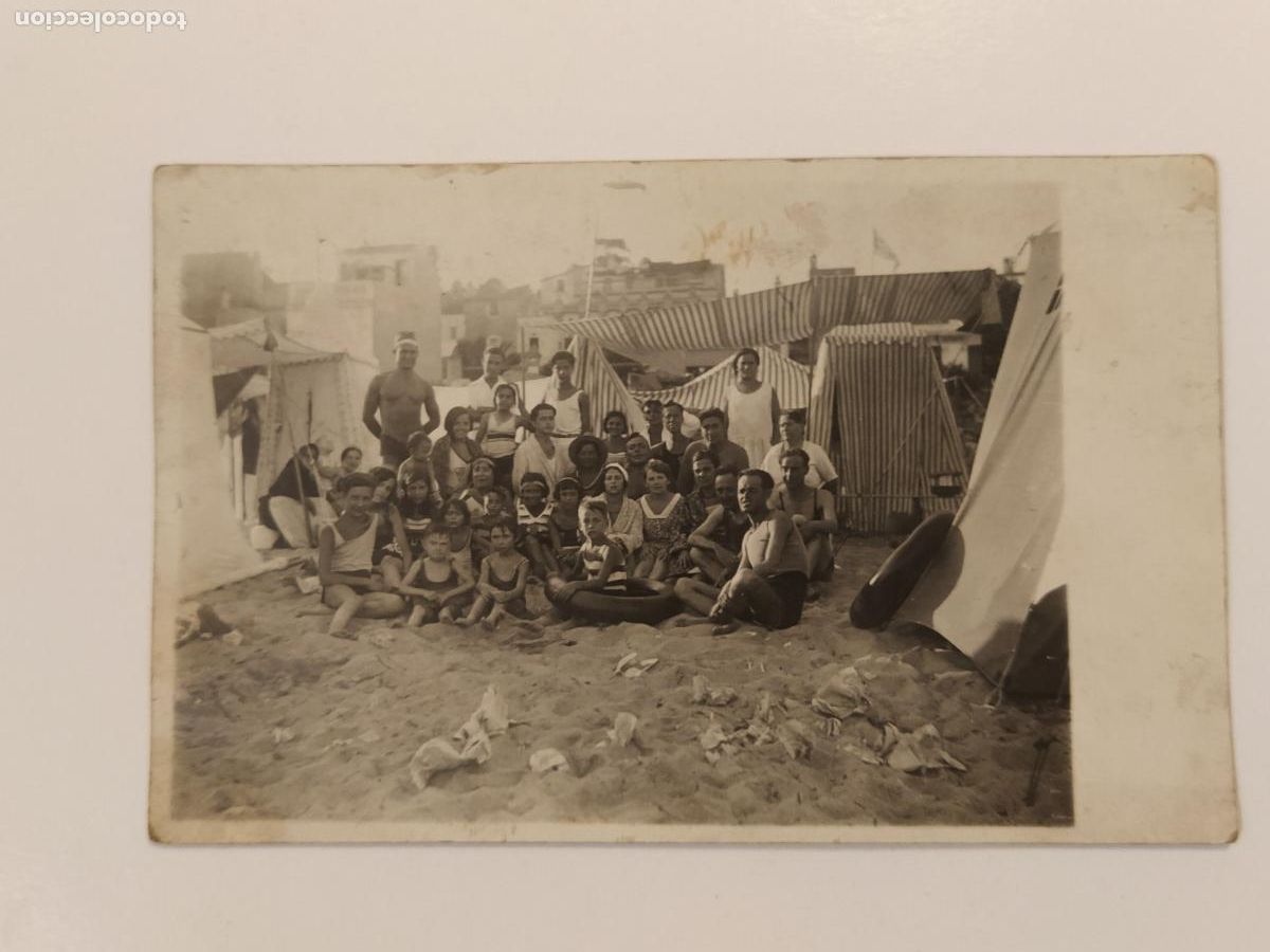 Postales: LUGAR SIN IDENTIFICAR - GENTE EN LA PLAYA - FOTOGRAFICA - POSTAL ANTIGUA-(116.567)