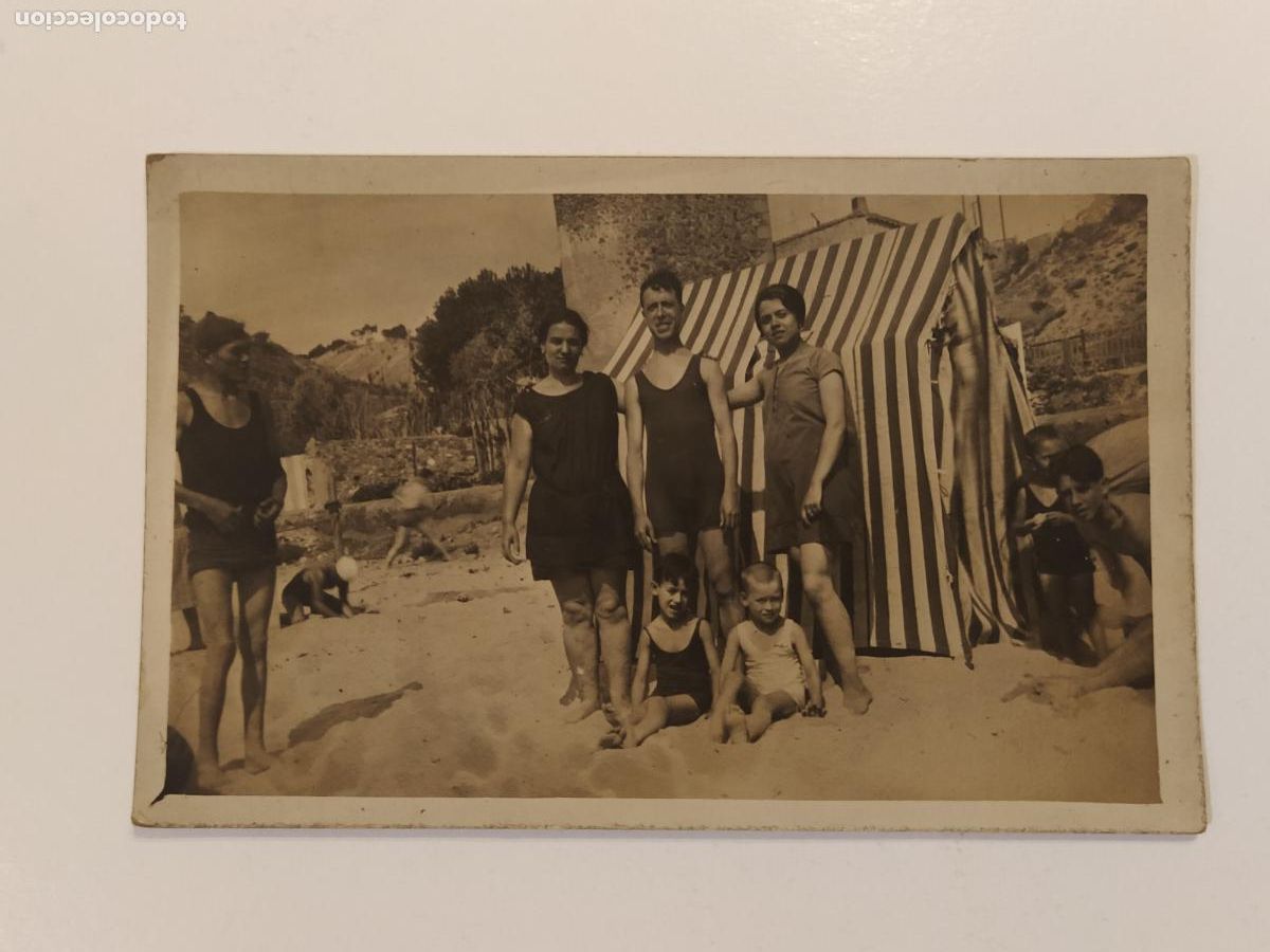 Postales: LUGAR SIN IDENTIFICAR - GENTE EN LA PLAYA - FOTOGRAFICA - POSTAL ANTIGUA-(116.569)