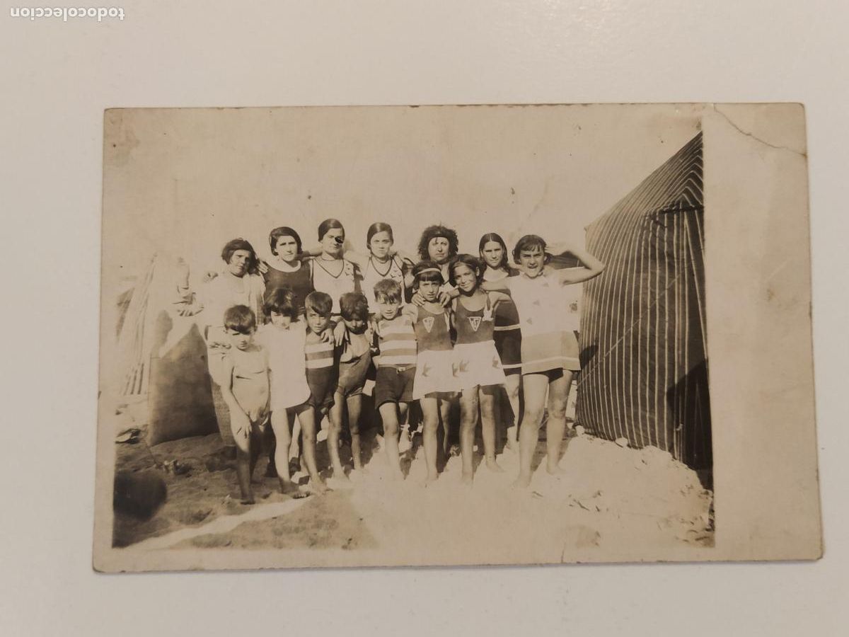 Postales: LUGAR SIN IDENTIFICAR - GENTE EN LA PLAYA - FOTOGRAFICA - POSTAL ANTIGUA-(116.570)