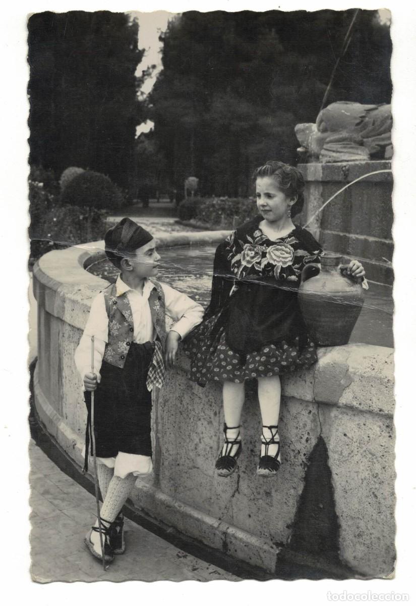 Postales: Fotograf&iacute;a antigua de Zaragoza &ndash; Ni&ntilde;os con trajes regionales junto a fuente