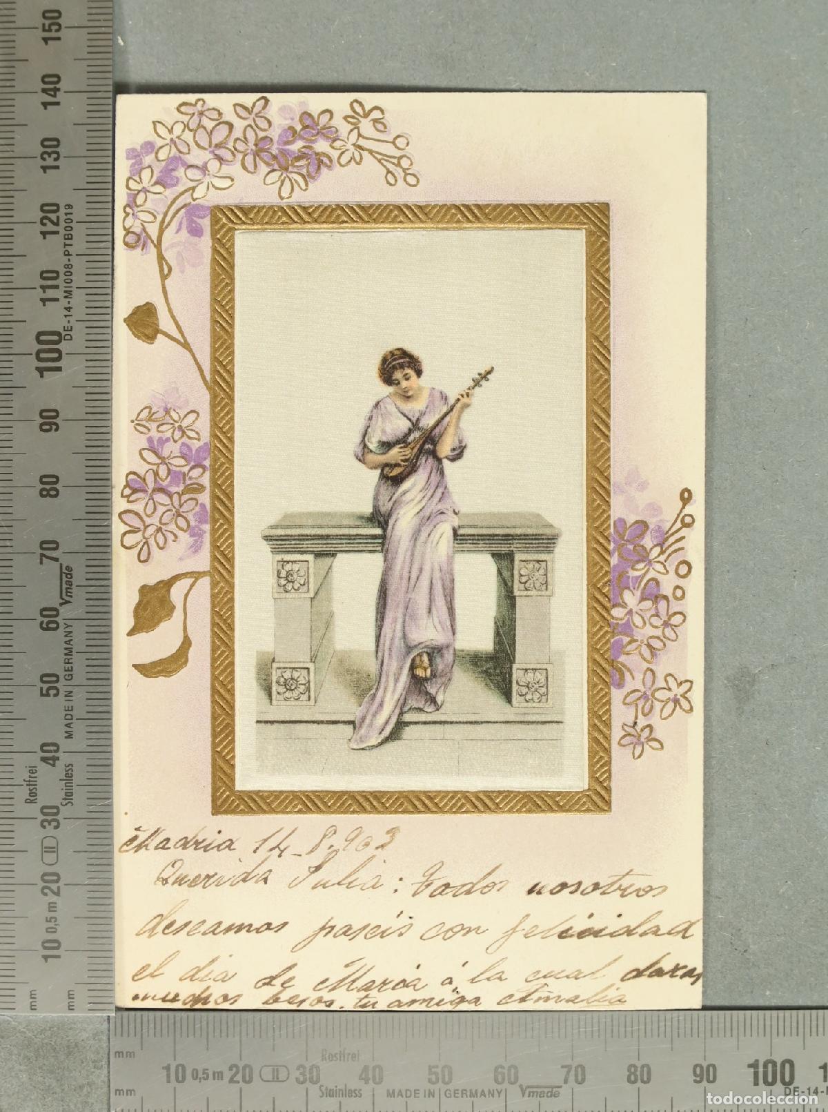 Postales: POSTAL. Mujer tocando la mandolina - Tarjeta postal dorada en relieve