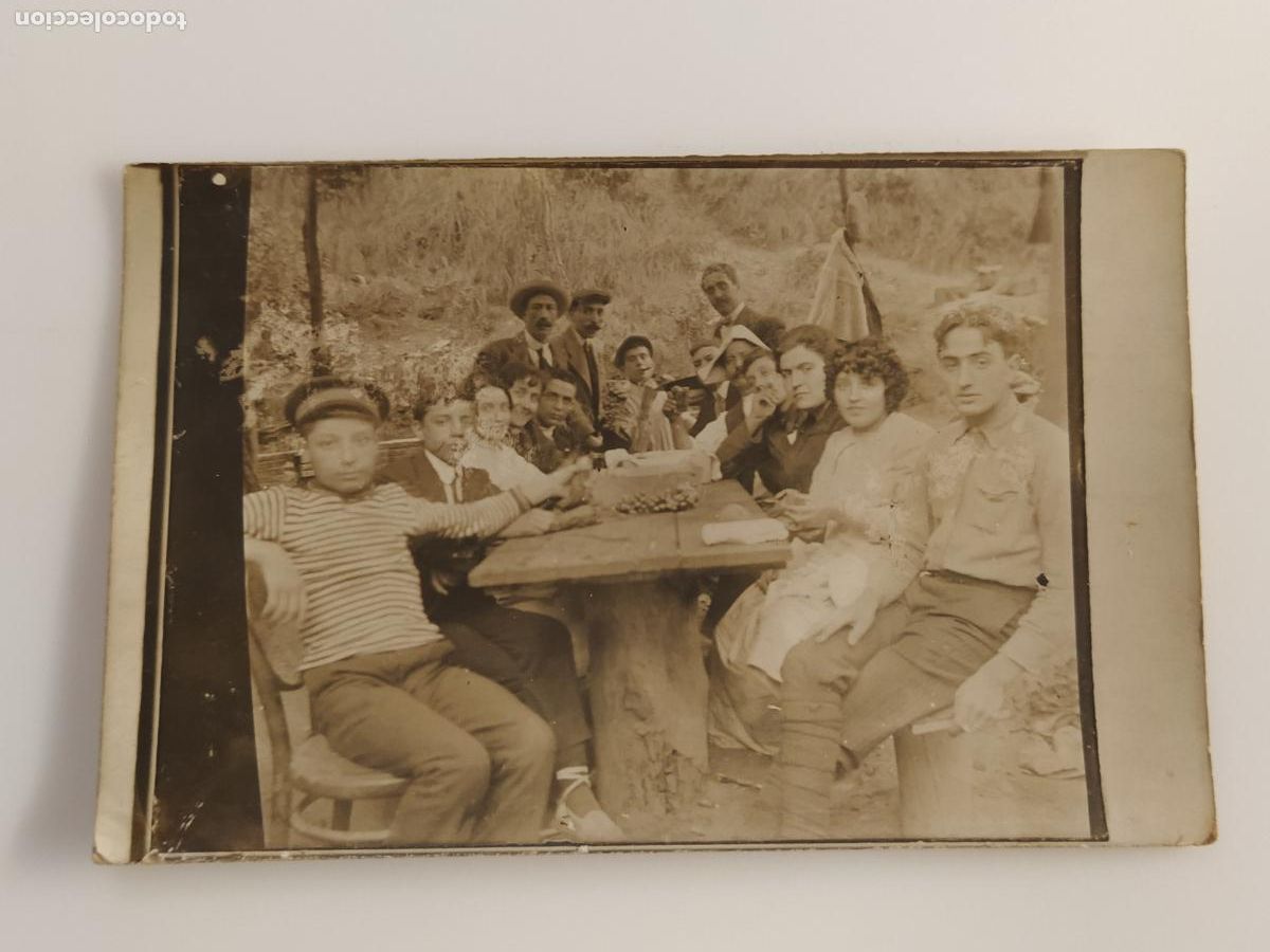 Postales: DESCANSANDO EN UN BAR - REVERSO SIN DIVIDIR - FOTOGRAFICA - POSTAL ANTIGUA - (116.759)