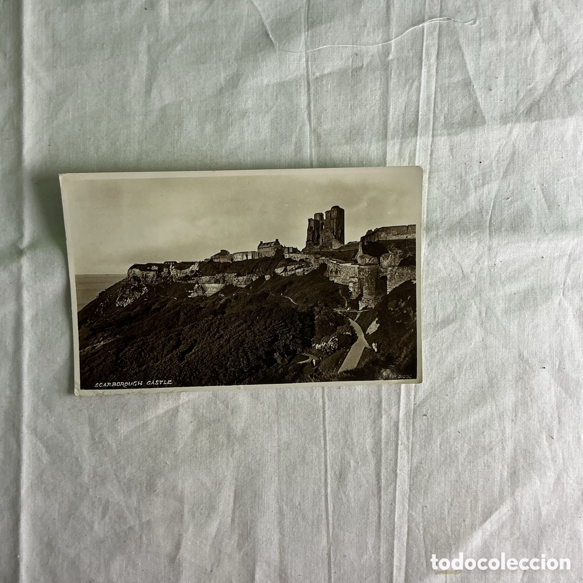 Postales: Postal fotogr&aacute;fica antigua Scarborough Castle &ndash; Yorkshire, Inglaterra &ndash; Circulada a&ntilde;os 50