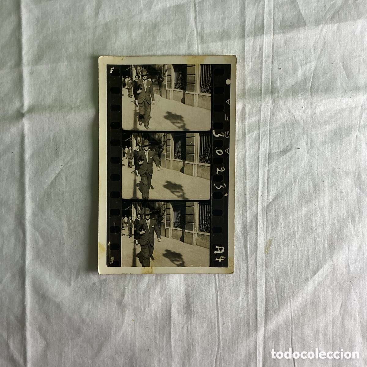 Postales: Rara postal fotogr&aacute;fica con tira de pel&iacute;cula cinematogr&aacute;fica &ndash; Hombre caminando