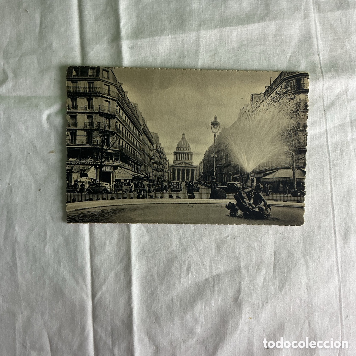 Postales: Postal antigua Par&iacute;s &ndash; Rue Soufflot y Pante&oacute;n &ndash; Vista urbana con fuente y autom&oacute;viles,