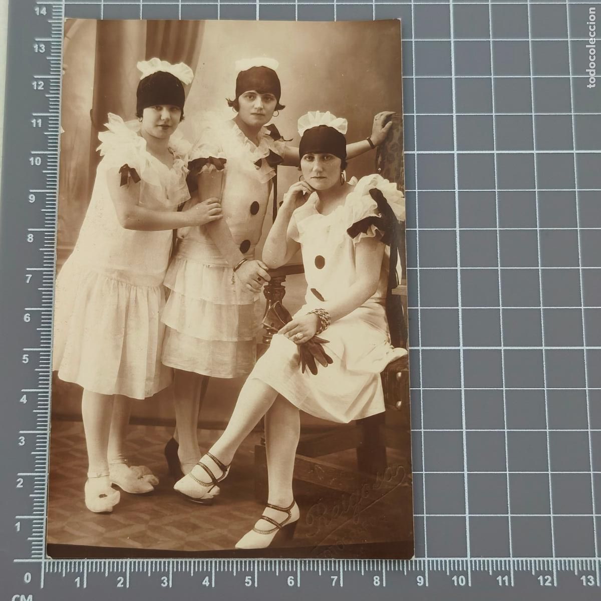 Postales: Postal mujeres disfrazadas de payasos o arlequines