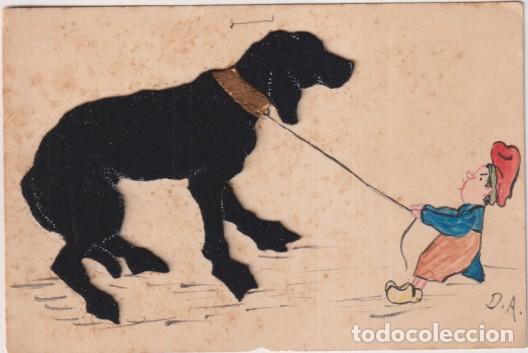 Postkarten: Postal artesanal. dibujada y coloreada a mano, Perro de tela. Firma: D. A. Sobre una postal anterior