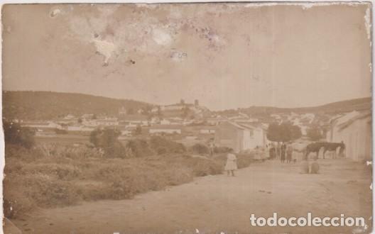 Postkarten: Antigua Postal. Entrada a una Poblaci&oacute;n (?) Se ve el Castillo al fondo