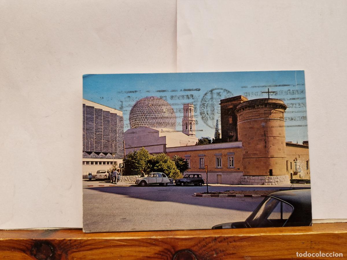 Postales: BONITA POSTAL CIRCULADA. FIGUERAS. CUPULA DEL TEATRO MUSEO DALI. TORRE DE LA IGLESIA.