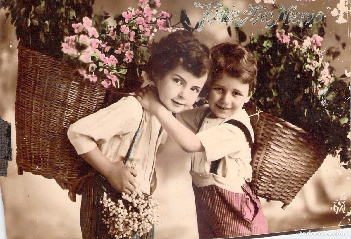 Postales: Postal de Feliz A&ntilde;o Nuevo con ni&ntilde;os y flores