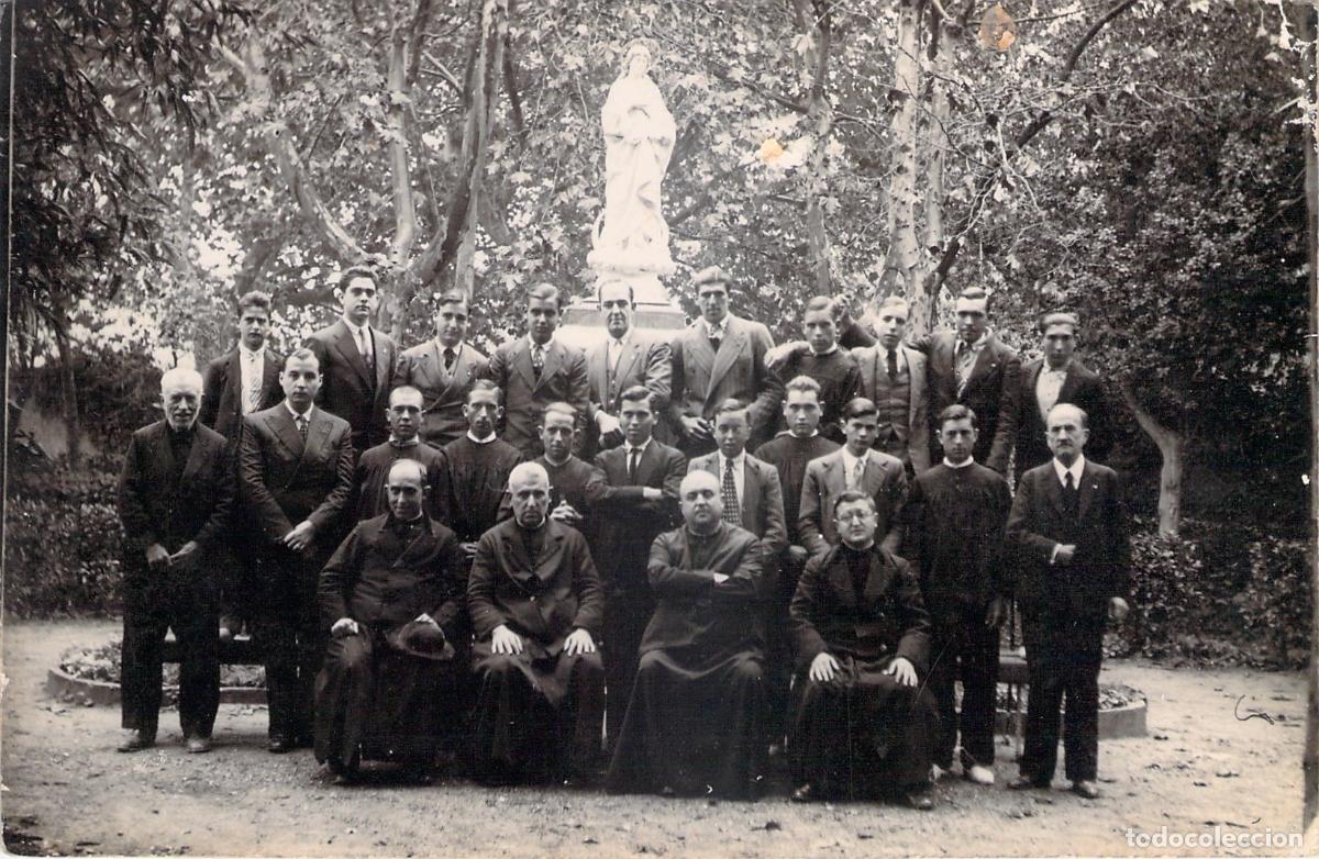 Postales: Postal de grupo de sacerdotes en jard&iacute;n