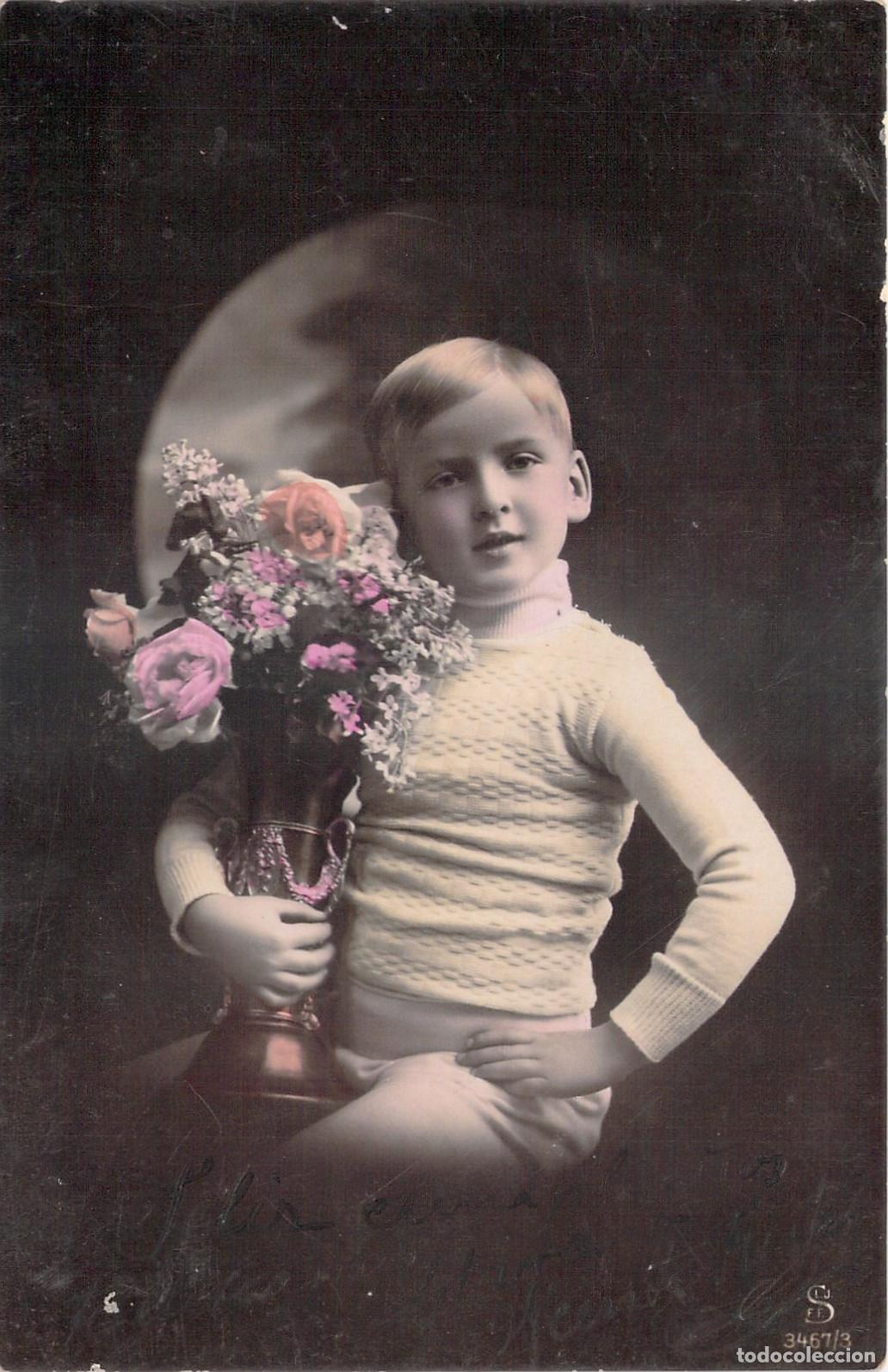 Postales: Postal de retrato de ni&ntilde;o con jarr&oacute;n de flores