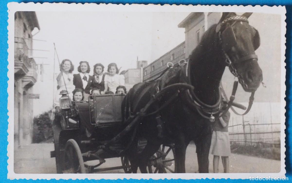 Cartes Postales: ANTIGUA POSTAL FOTOGRAFICA DE SE&Ntilde;ORITAS EN UN CARRO TIRADO POR UN CABALLO