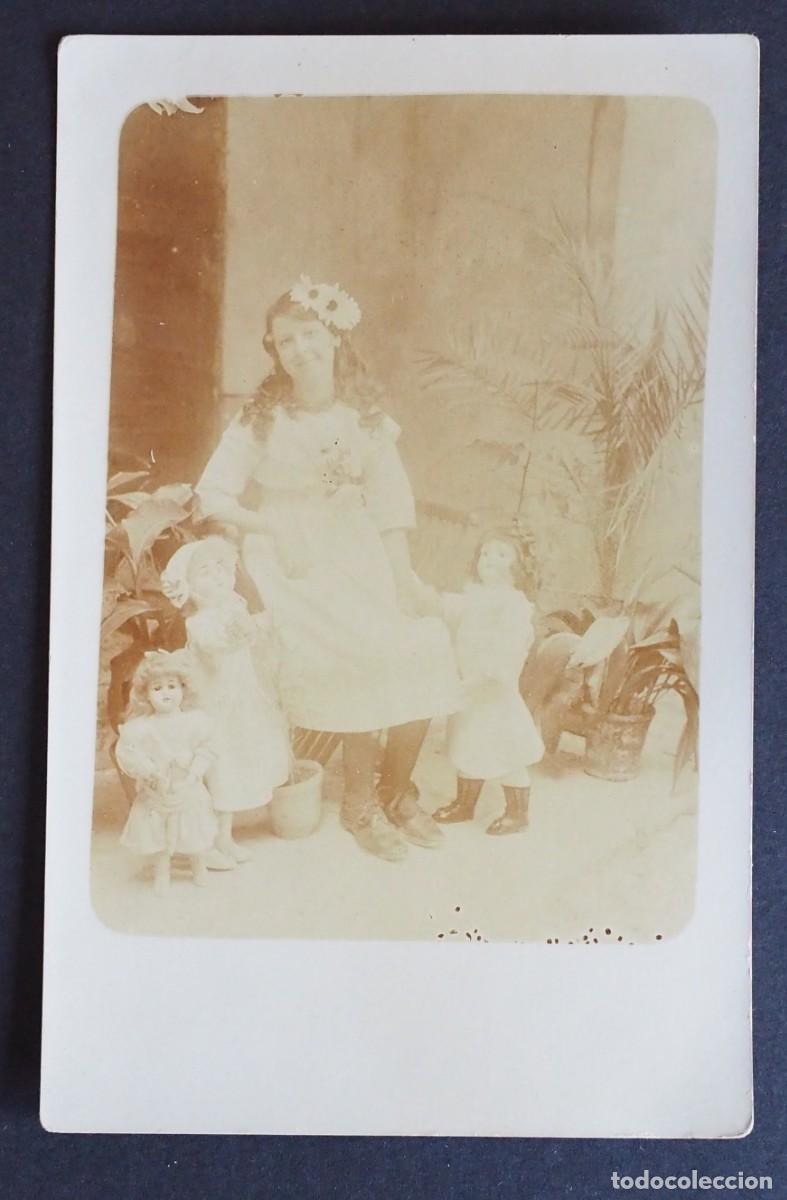 Cartes Postales: ANTIGUA POSTAL FOTOGRAFICA DE JOVEN CON MU&Ntilde;ECAS