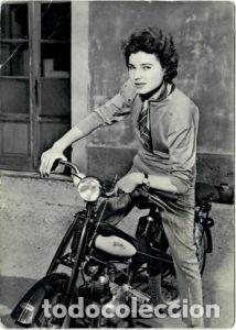Postales: Foto cartolina in b/n donna in posa su Motom 48 viaggiata anno 1954