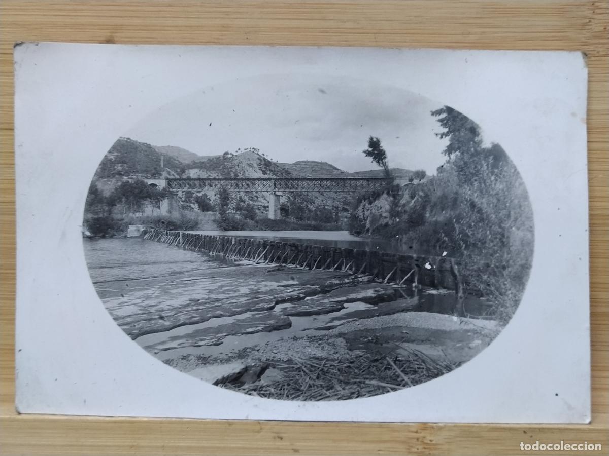 Postales: LUGAR SIN IDENTIFICAR - PUENTE DE HIERRO SOBRE EL RIO - FOTOGRAFICA -POSTAL ANTIGUA-(117.006)