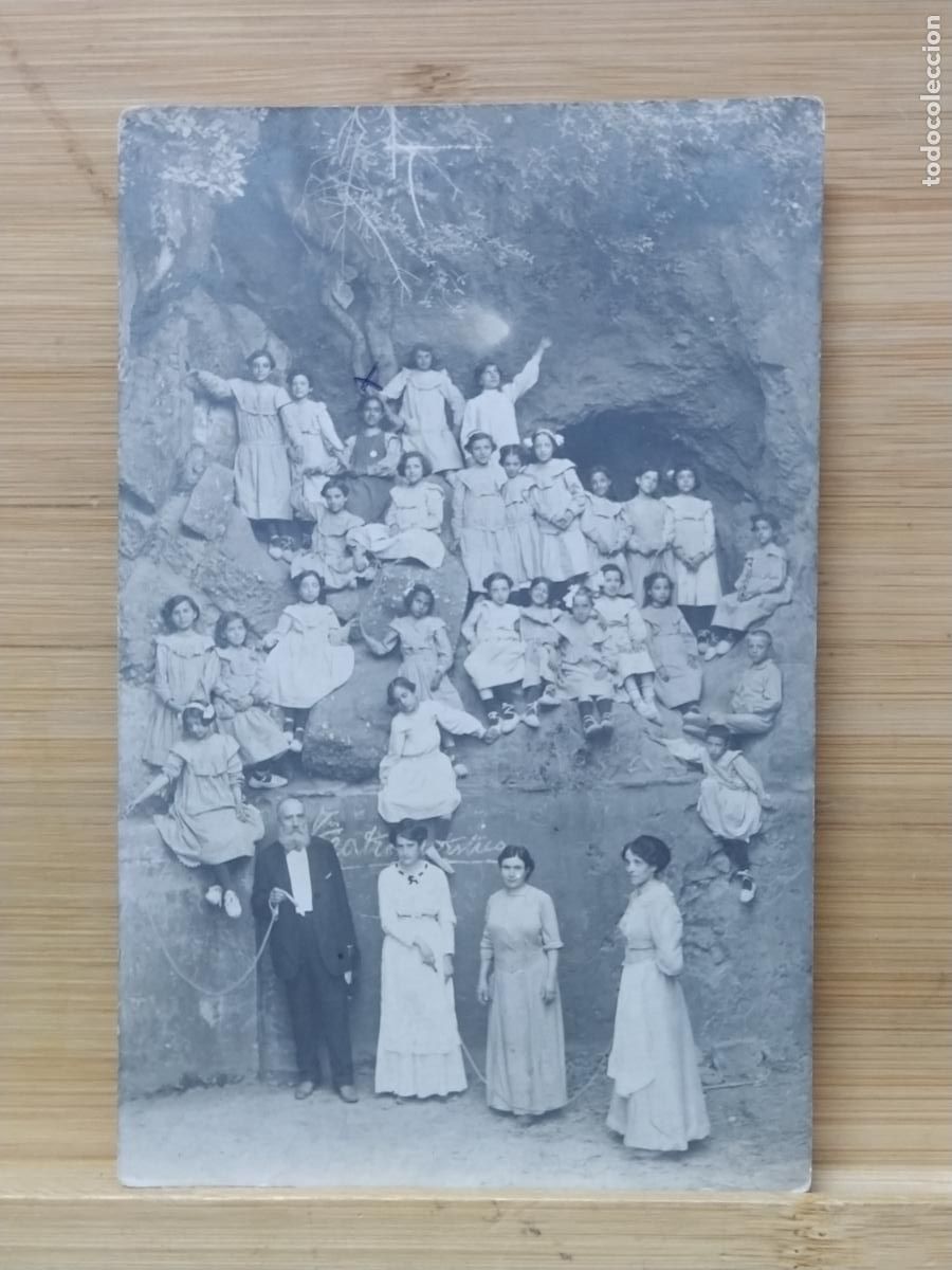 Postales: GRUPO DE NI&Ntilde;OS EN TEATRO AL AIRE LIBRE - FOTOGRAFICA - POSTAL ANTIGUA -(117.051)