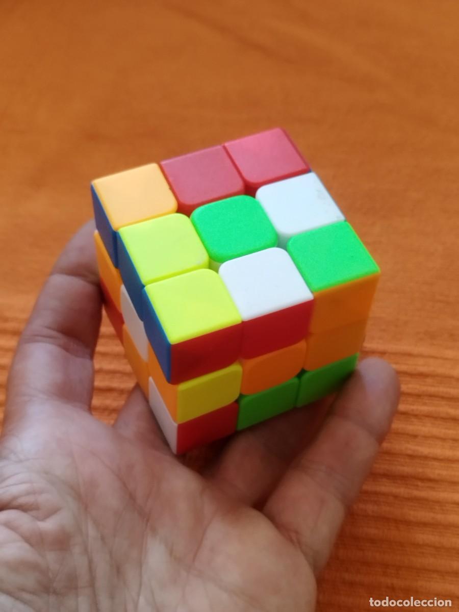 Puzzles: Cubo de Rubik 3x3 sin pegatinas.