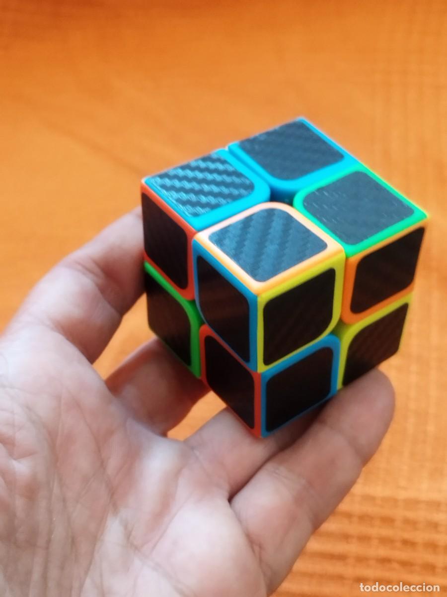 Puzzles: Cubo m&aacute;gico de 2x2 con pegatinas texturizadas de fibra de carbono negra.