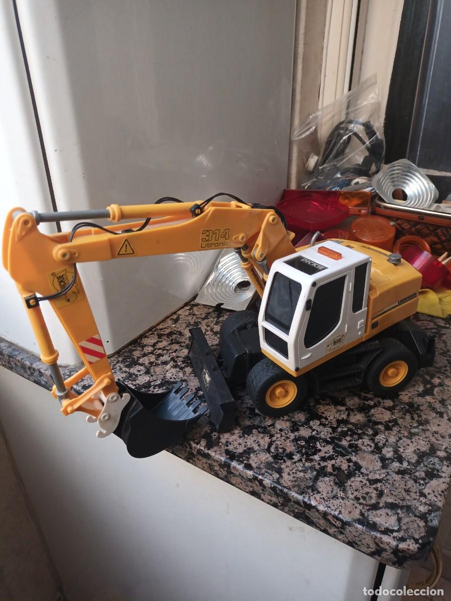 Radio Control: EXCAVADORA LIEBHERR DE PLASTICO A PILAS DICKIE CABLEDIRIGIDA SIN CABLEADO NI MANDO.