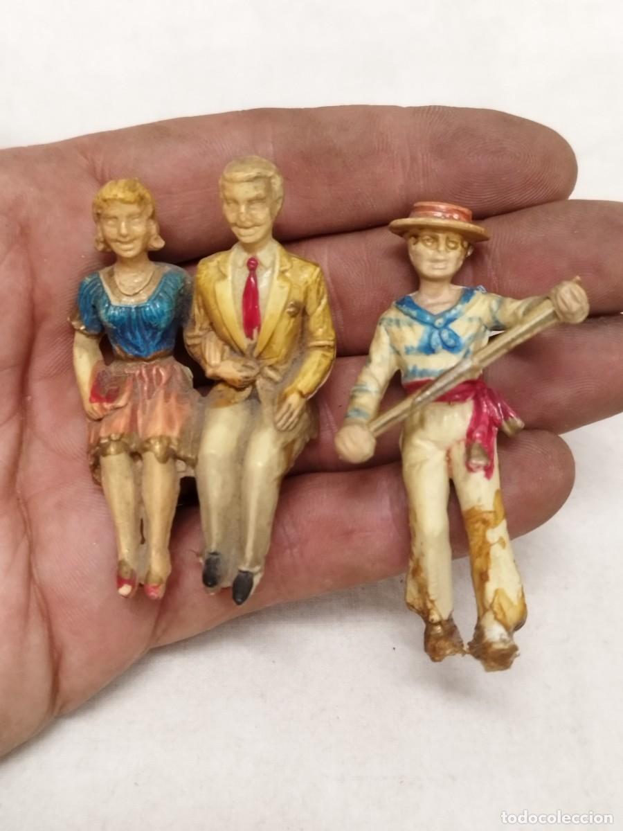 R&aacute;dio Controlo: Dos antiguas figuras o mu&ntilde;ecos de pareja de hombre y mujer sentados, y un gondolero de venecia.