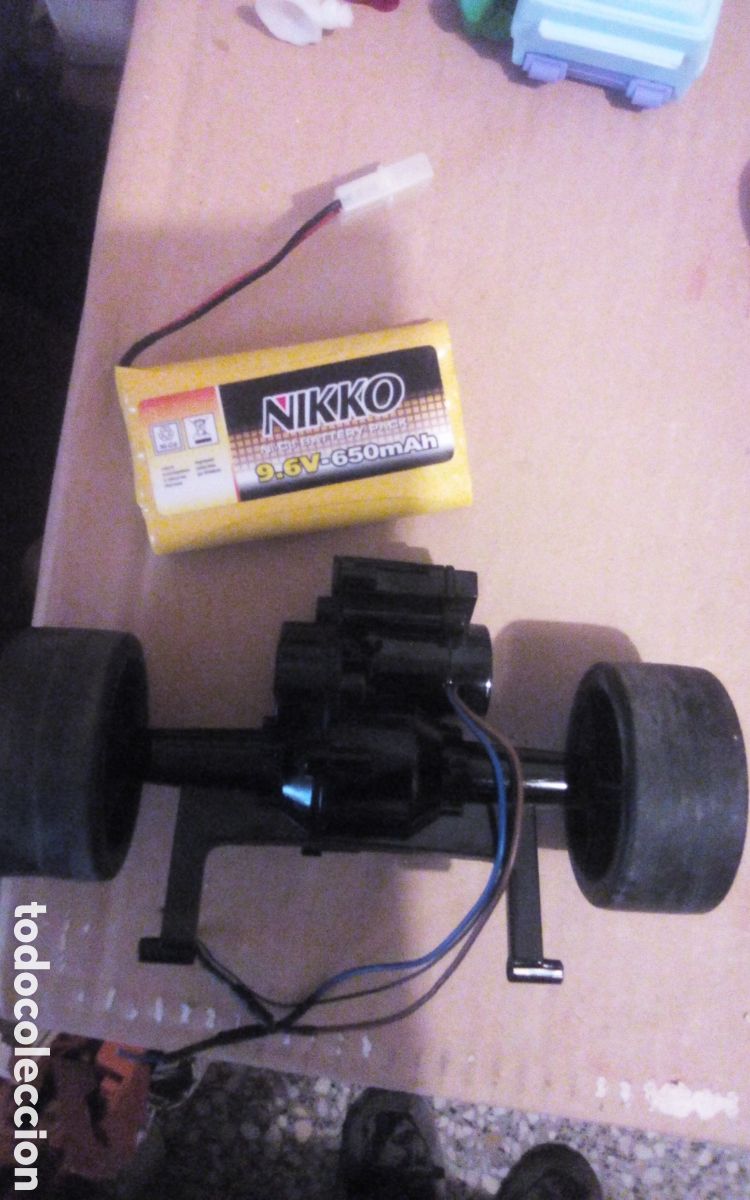 Radio control: Bater&iacute;a y eje trasero con el motor. Nissan 350 Z. Del coche de radiocontrol de Nikko.