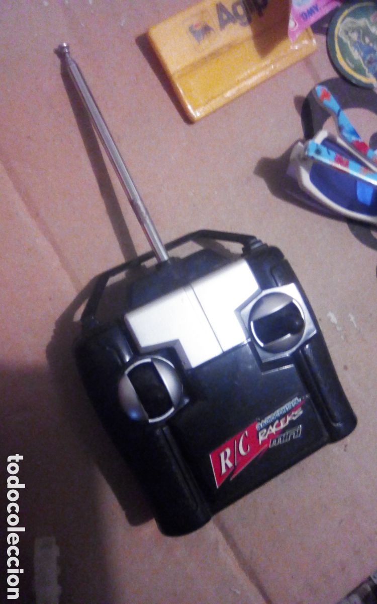 Radio control: Mando radiocontrol Racers Mini. Mide 9,5 x 9,5 cm., usa una pila de 9 V no incluida.