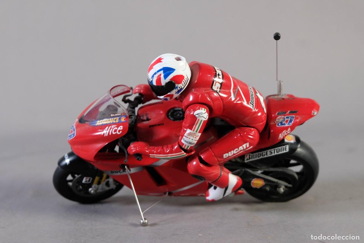 Radio control: Moto GP DUCATO Roja - 12 cm alto.