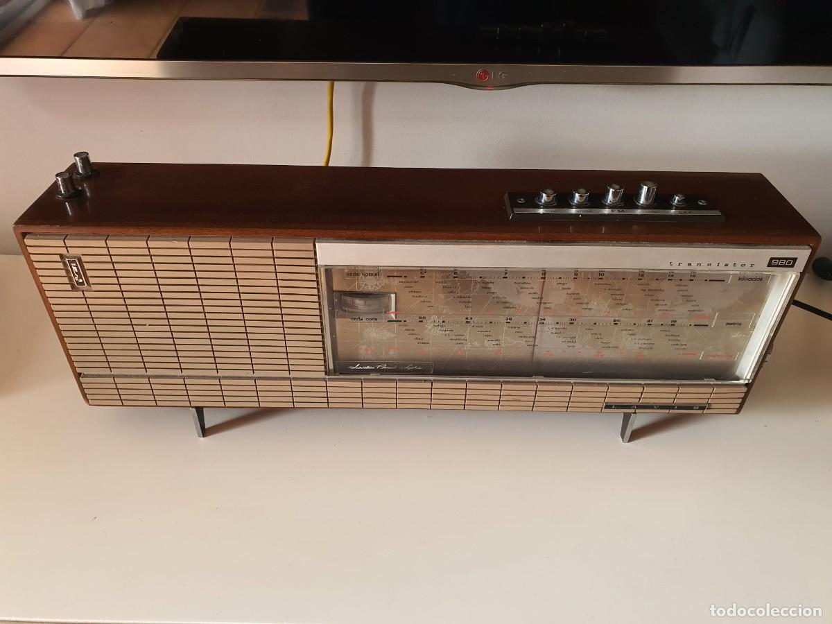 Radios antiguas: Radio transistor vintage Lavis 980 funcionando - Foto 1