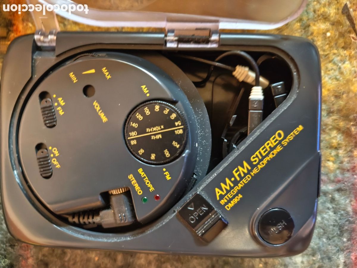 Radios antiguas: Rad-Tech (Modelo DM904), un cl&aacute;sico dispositivo electr&oacute;nico de estilo retro.