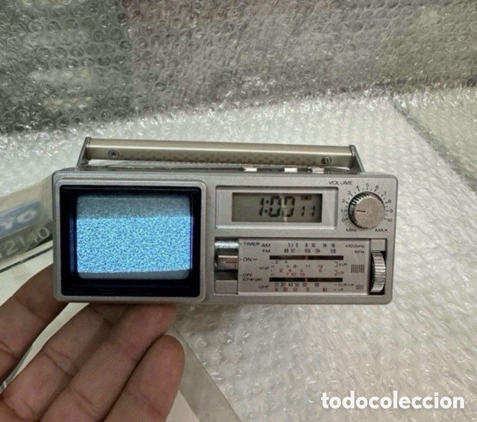 Old radios: Sanyo TPM2140 Mini Port&aacute;til, Radio y TV Y Reloj (Colecci&oacute;n Vintage)