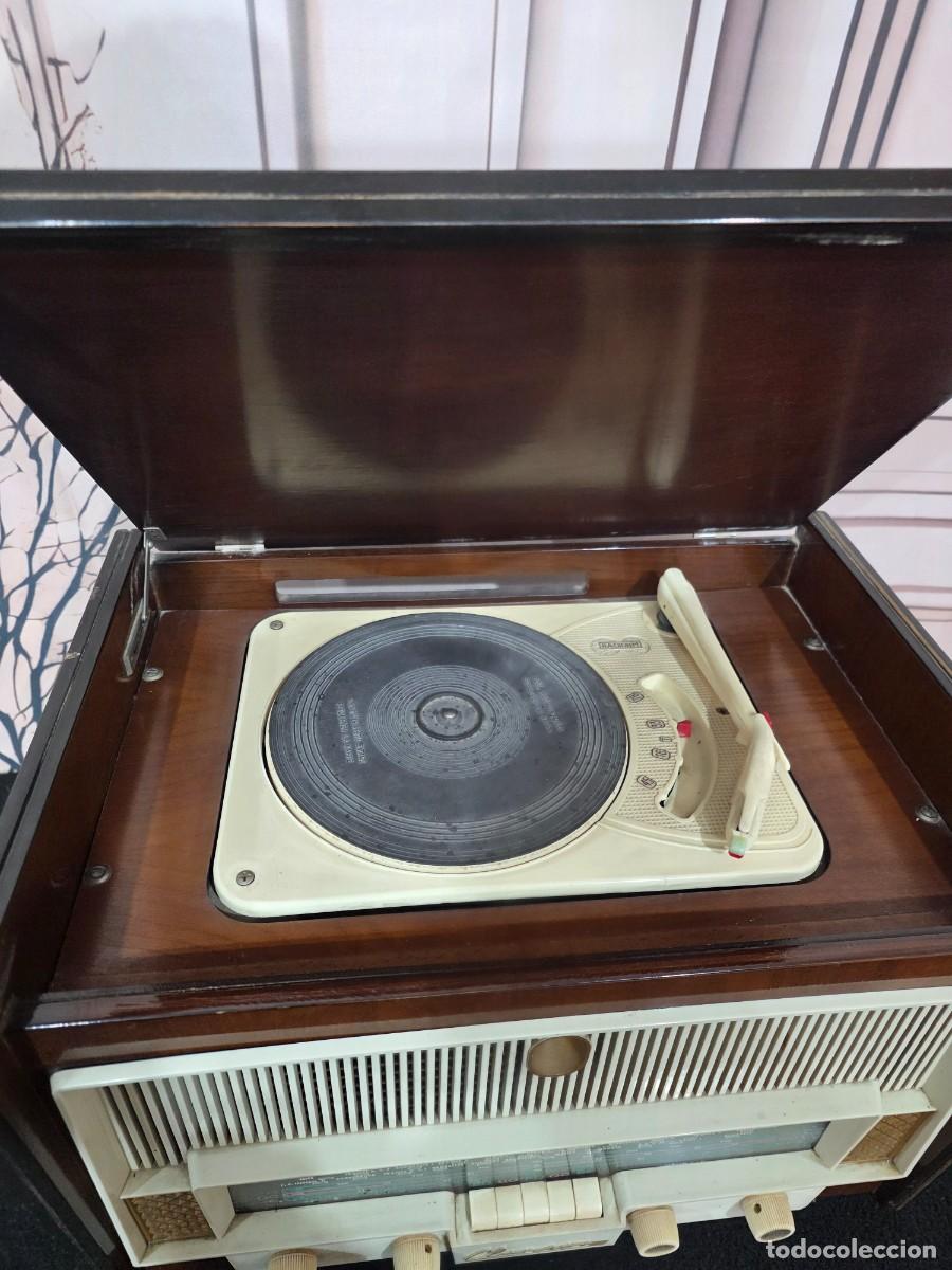 Radios antiguas: Antiguo radio tocadiscos Clarson - Foto 2