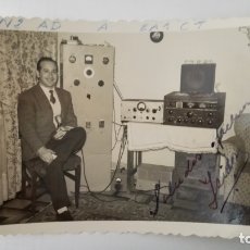 Radios antiguas: FOTOGRAFIA RADIOAFICIONADO CON SU EQUIPO, CN-2-AD, AÑOS 50
