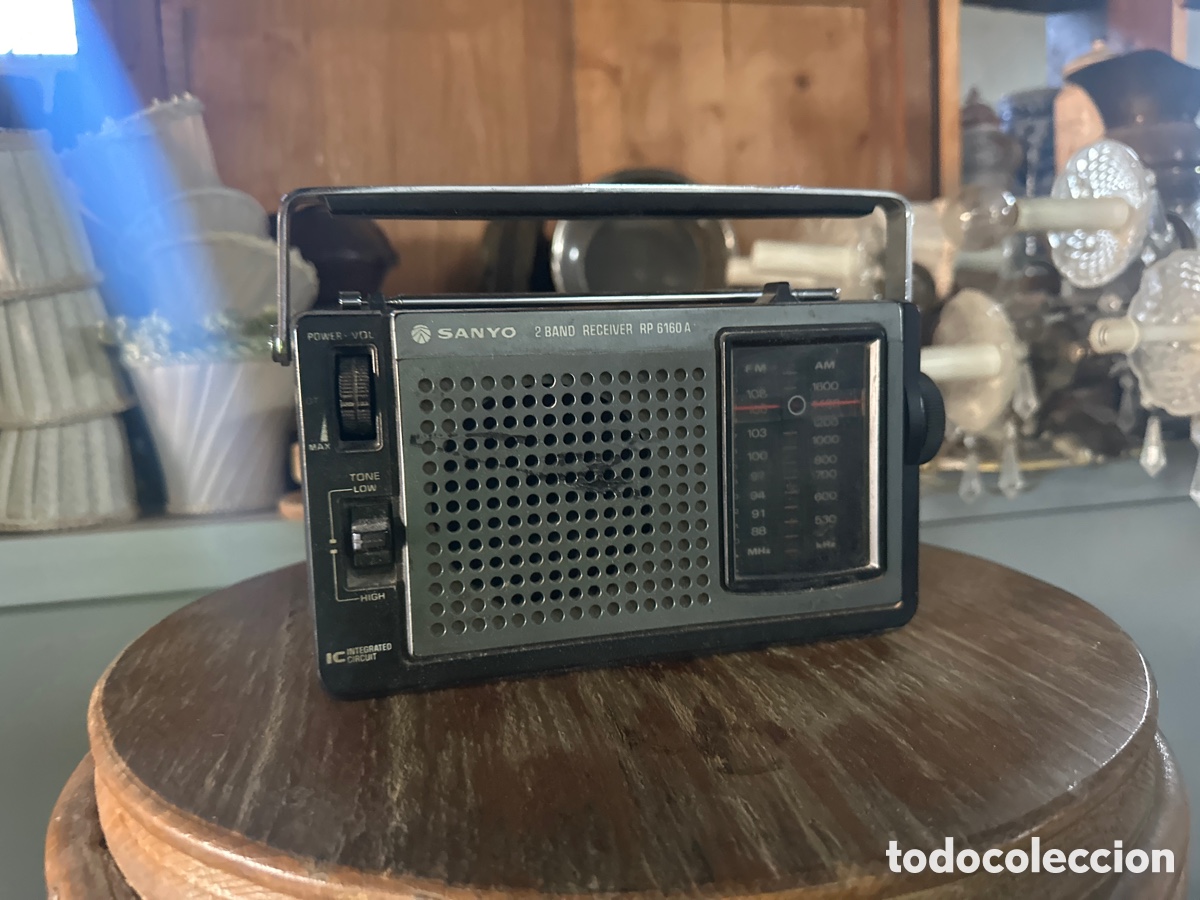 Radios antiguas: Sanyo 2 band receiver radio - Foto 1
