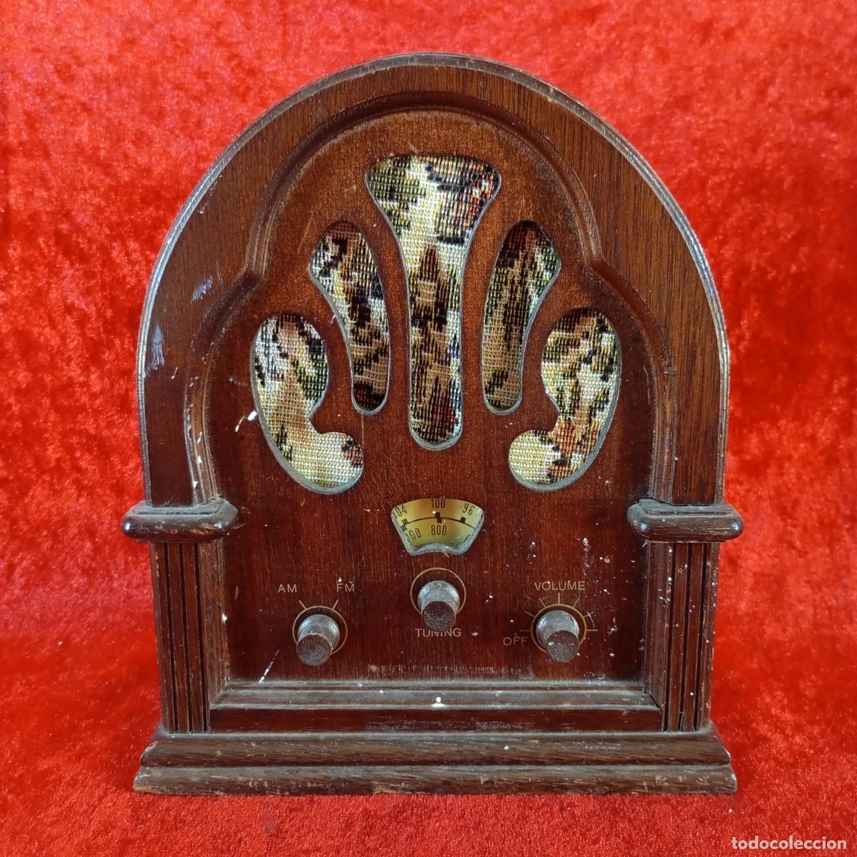 Radios antiguas: ANTIGUO RADIO - ESTILO CATEDRAL - DISE&Ntilde;O CL&Aacute;SICO Y HECHO EN MADERA - SIGLO XX - 15 X 17,5 CM