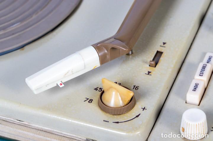 Fon&oacute;grafos y grabadoras de v&aacute;lvulas: Tocadiscos v&aacute;lvulas Philips port&aacute;til. Modelo espa&ntilde;ol - Foto 4