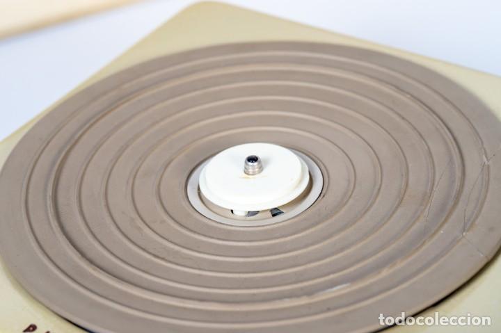 Fon&oacute;grafos y grabadoras de v&aacute;lvulas: Tocadiscos v&aacute;lvulas Philips port&aacute;til. Modelo espa&ntilde;ol - Foto 7