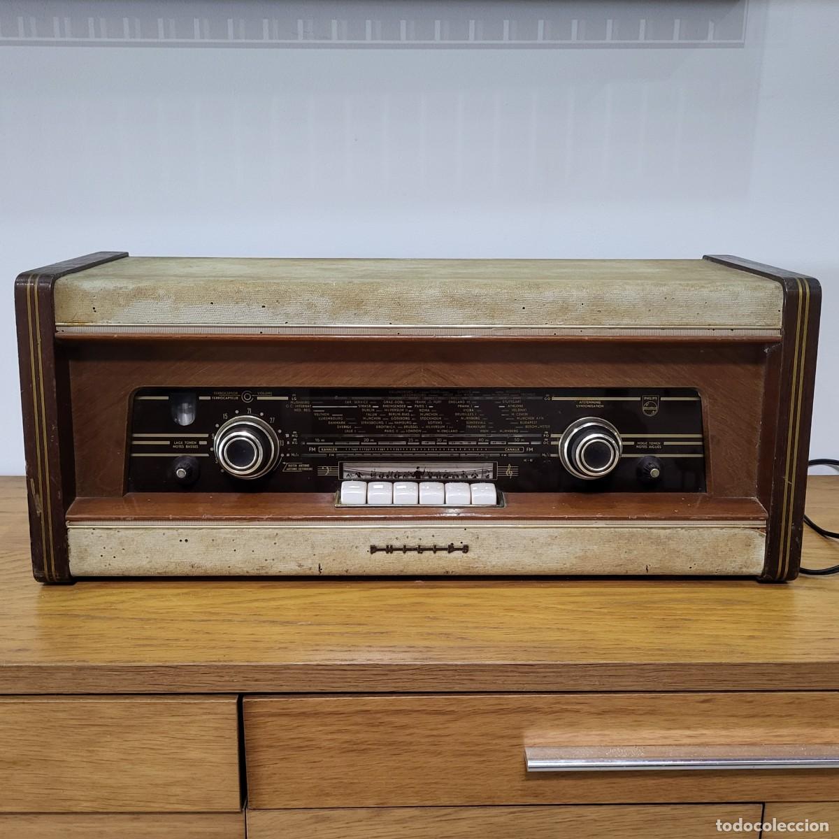 Fon&oacute;grafos y grabadoras de v&aacute;lvulas: R&aacute;dio VINTAGE e sua correspondente original coluna de som, muito antigo a v&aacute;lvulas, PHILIPS, de 1956