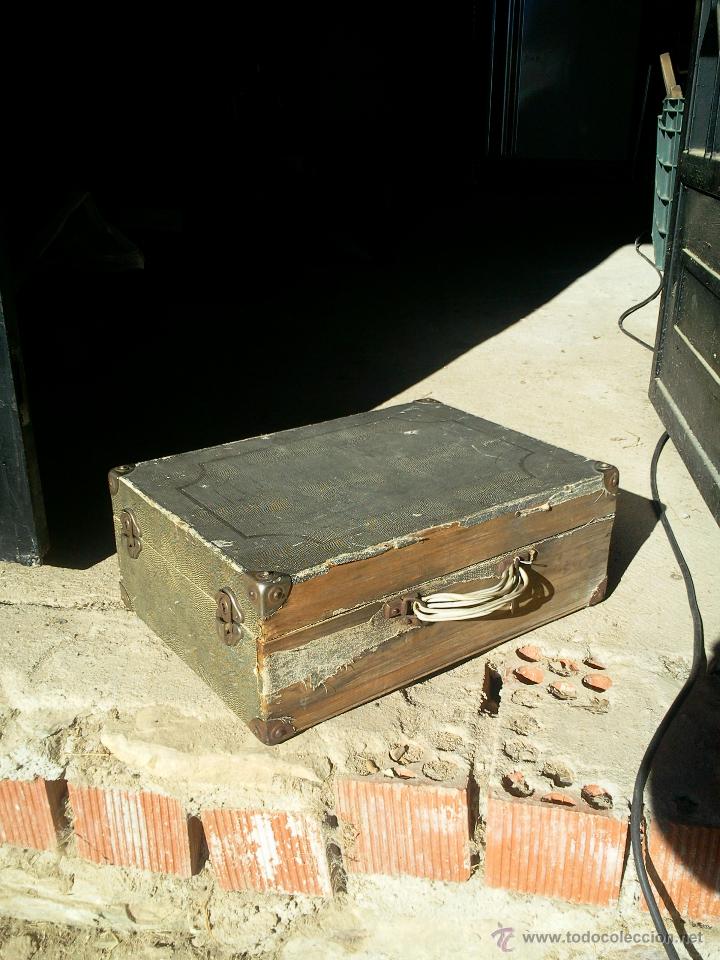Gram&oacute;fonos y gramolas: Gramola de maleta marca Victoria - funciona. - Foto 3