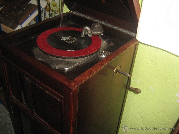 Gram&oacute;fonos y gramolas: Gram&oacute;fono con mueble restaurado - Foto 2