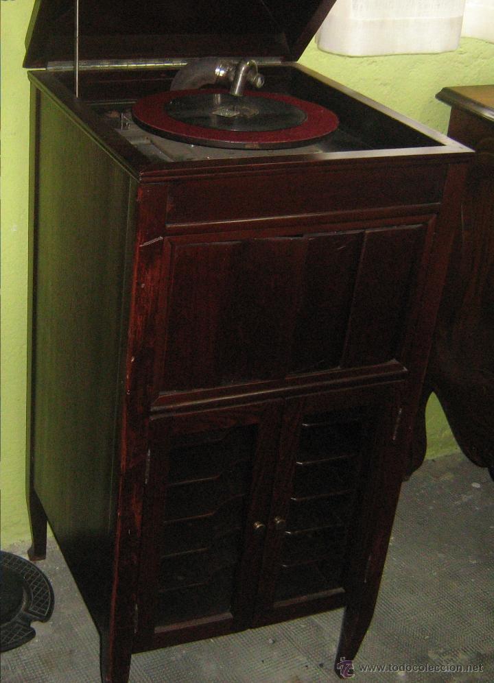 Gram&oacute;fonos y gramolas: Gram&oacute;fono con mueble restaurado - Foto 1